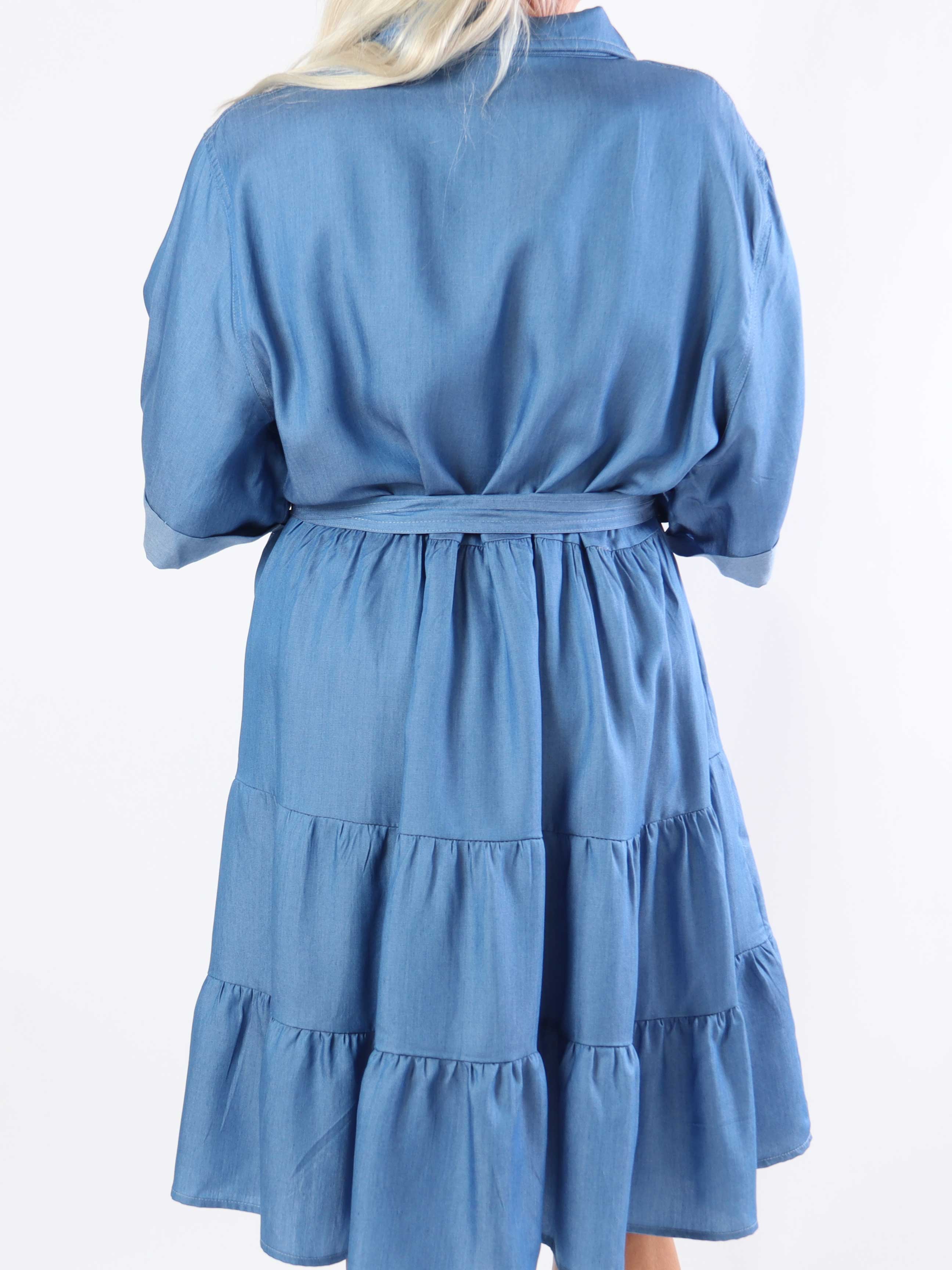 Kaija - Sød kort kjole i denim med lag på lag look